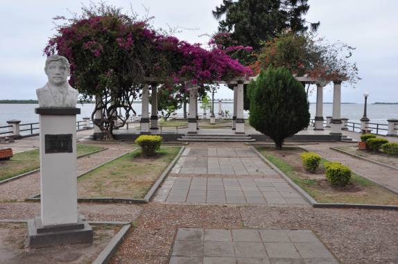 Parque na orla do rio paraná, em Corrientes, na Argentina